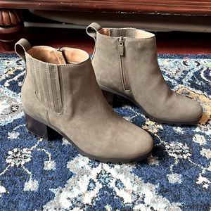 Vionic suede boots olive green size 9